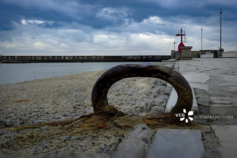 日落时分维亚雷焦海港背景下的生锈链环图片素材