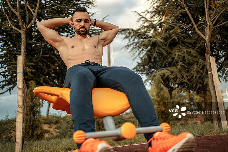 英俊男人户外训练图片素材