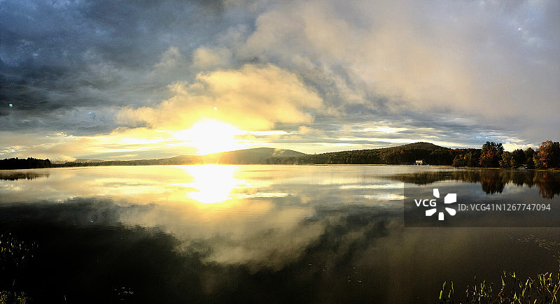 九月新罕布什尔州杜默Androscoggin河沿岸的日出图片素材