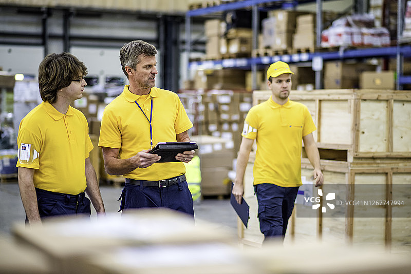 仓库工人使用平板电脑四处查看图片素材