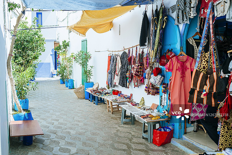 摩洛哥艾西拉街道上的纪念品商店图片素材
