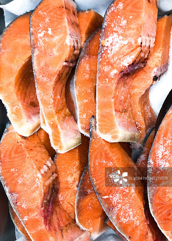 冰冻银鲑鱼片图片素材