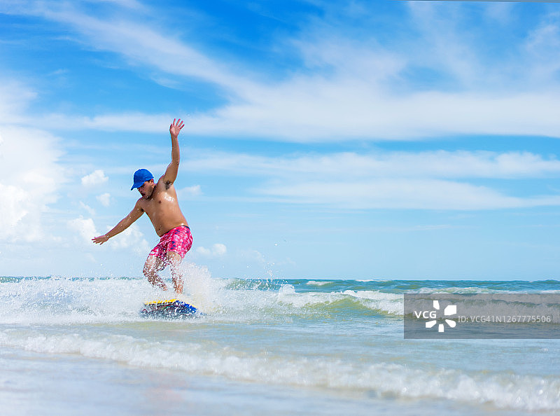 玩滑板的年轻西班牙裔男子图片素材