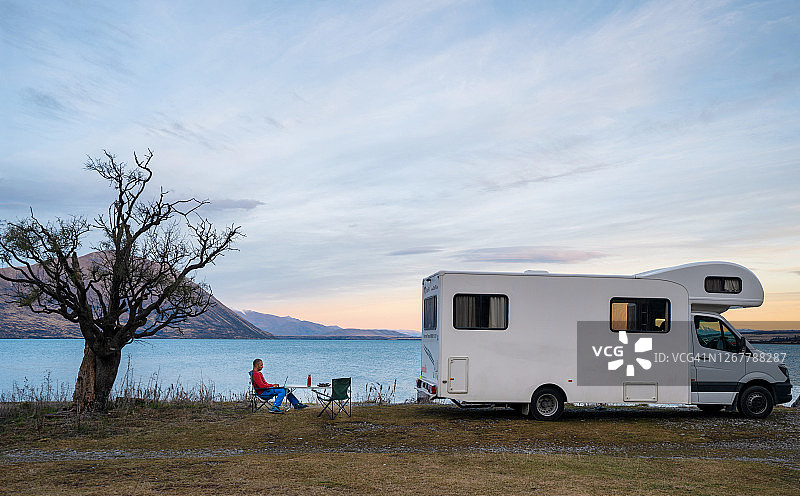 男人在偏远地区愉快地工作图片素材