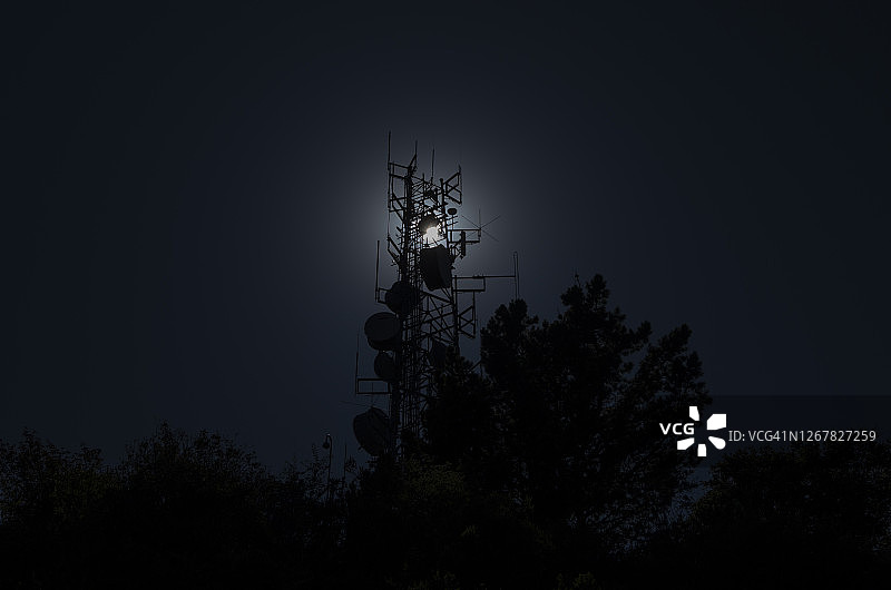 夜间通信塔图片素材