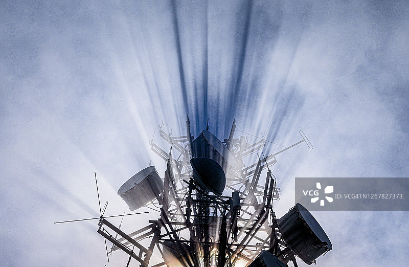 仰望通信塔图片素材