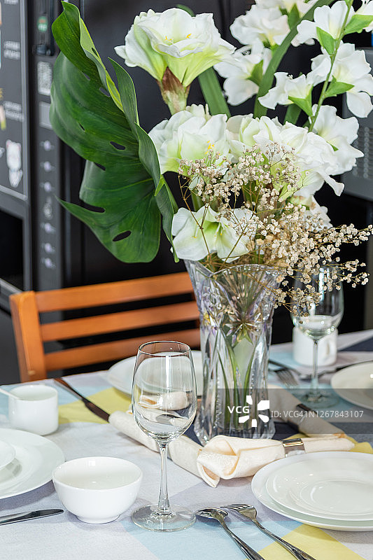 家中餐桌上的瓶装鲜花图片素材