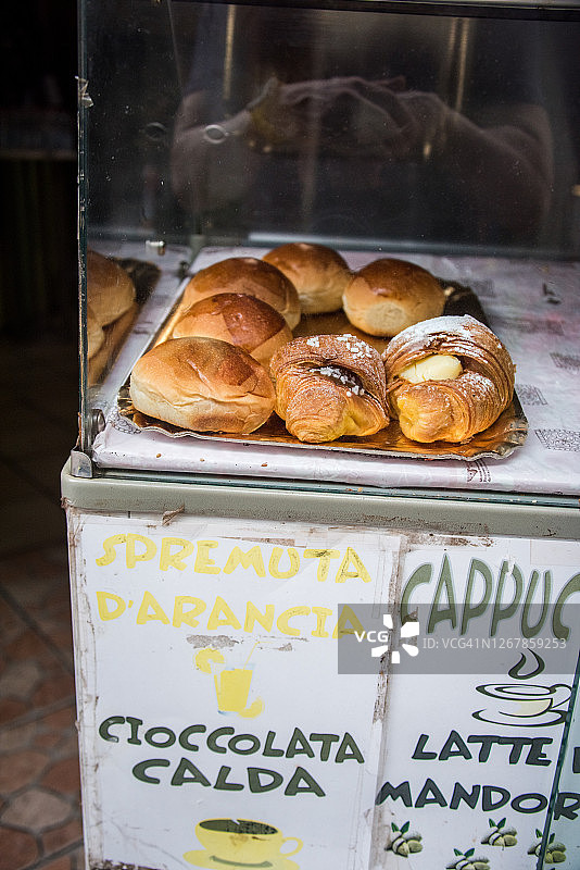 西西里奶油面包与羊角面包促销图片素材
