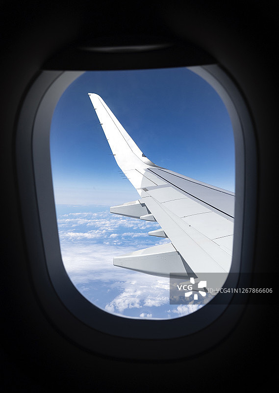 飞机舷窗外的云彩和蓝天景色图片素材