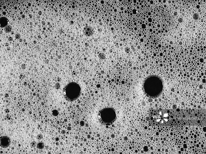 黑色背景上的肥皂泡纹理全景图片素材