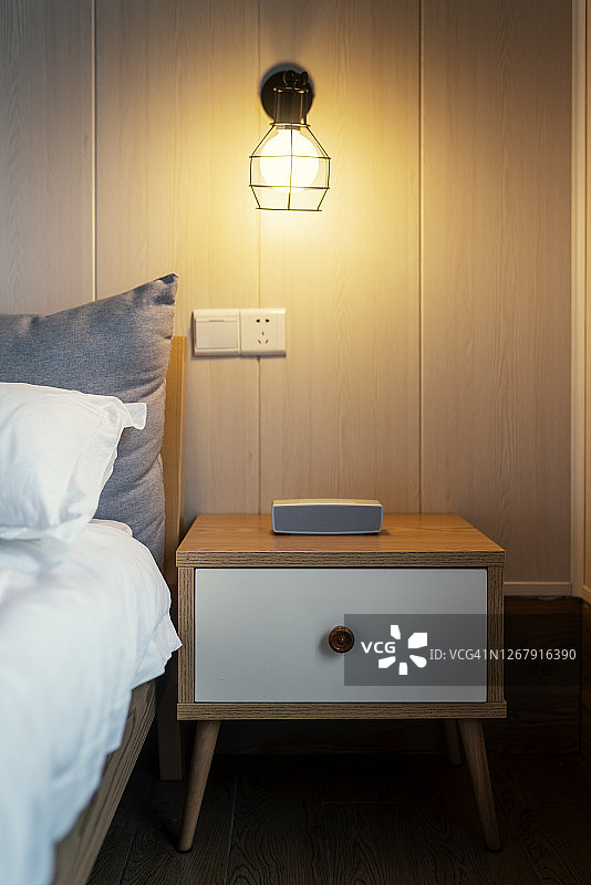 床头柜上的无线音响特写图片素材