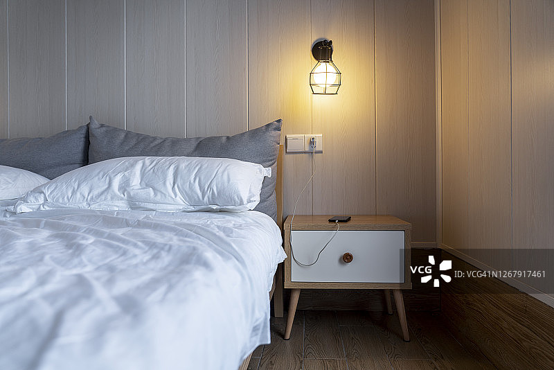 在床头柜上给手机充电图片素材