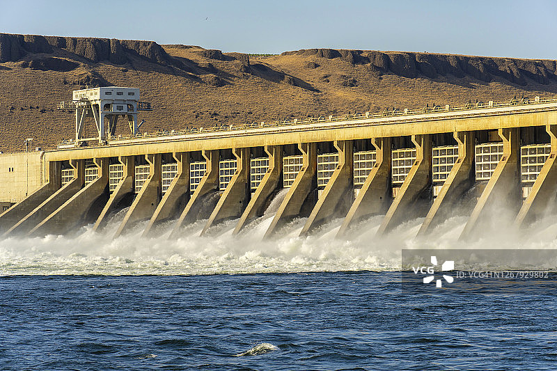 哥伦比亚河上的麦克纳里水坝泄洪场景图片素材
