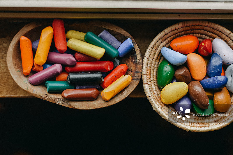 蜡笔和蜡笔岩石图片素材