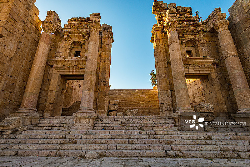 杰拉什古城阿尔忒弥斯神庙的门楼遗址，约旦北部安曼图片素材