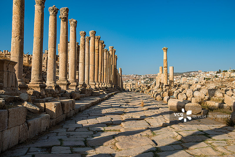 游客在杰拉什古罗马城市柱廊街遗址图片素材