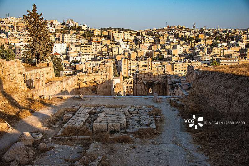 杰拉什古城阿尔忒弥斯神庙的门楼遗址，约旦北部安曼图片素材