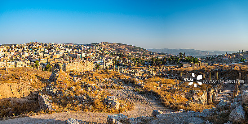 约旦杰拉什安曼北部格拉萨古希腊罗马城市遗址柱图片素材