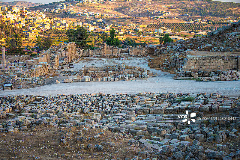 约旦杰拉什安曼北部格拉萨古希腊罗马城市遗址柱图片素材