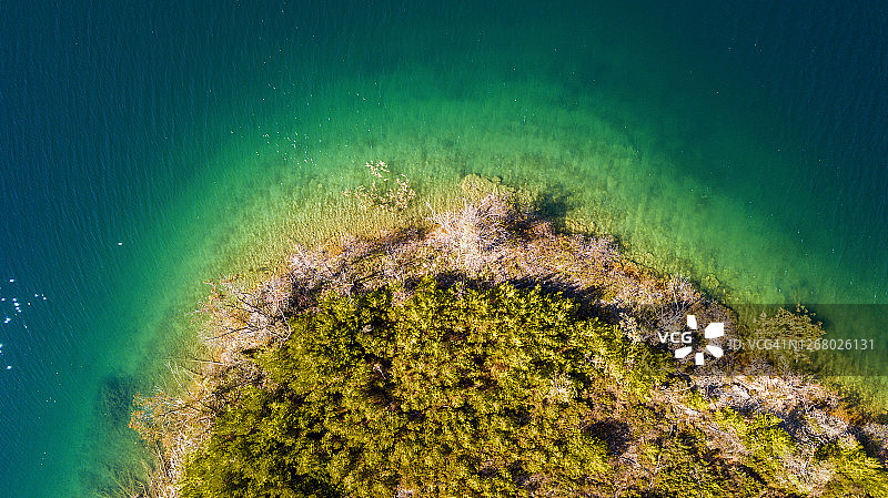 湖岸的鸟瞰图图片素材