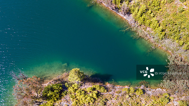 湖岸的鸟瞰图图片素材