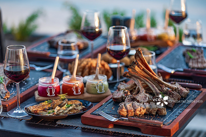 酒店豪华餐厅户外牛排餐桌，各式肉类菜肴图片素材