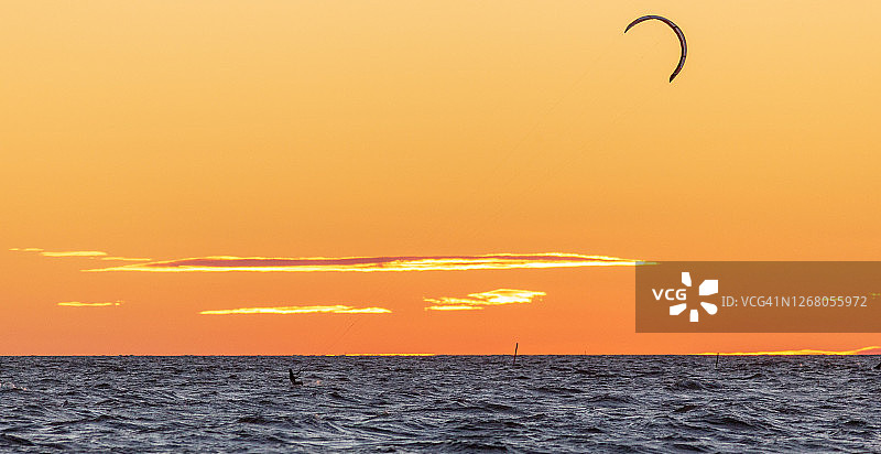 芬兰海卢奥托日落时的风筝冲浪者图片素材