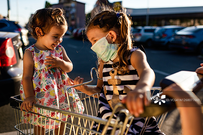 疫情期间购物图片素材