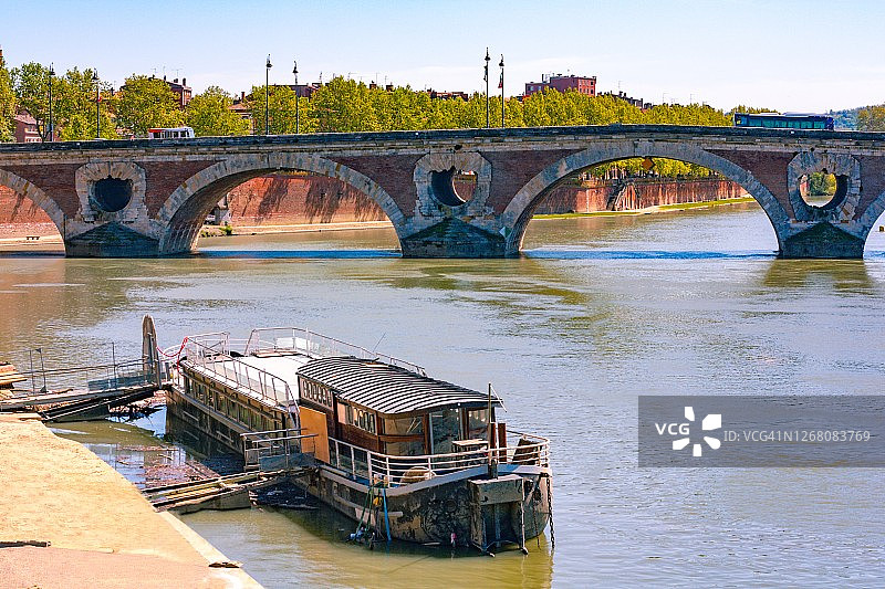 图卢兹新桥与旧船，法国图片素材