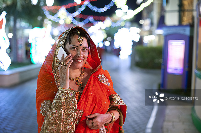 使用手机的年轻印度女人图片素材