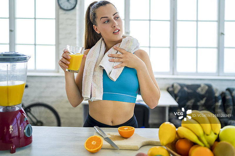 年轻女人在家制作排毒冰沙图片素材