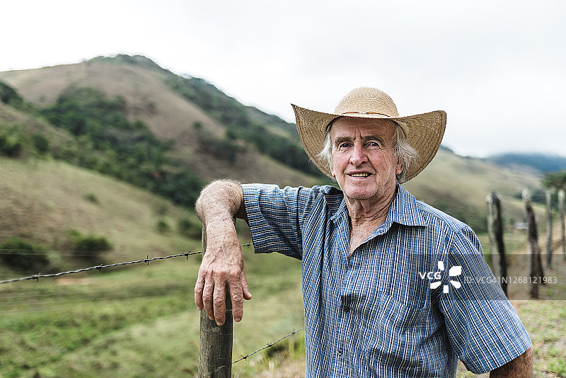 巴西农民靠在栅栏上图片素材