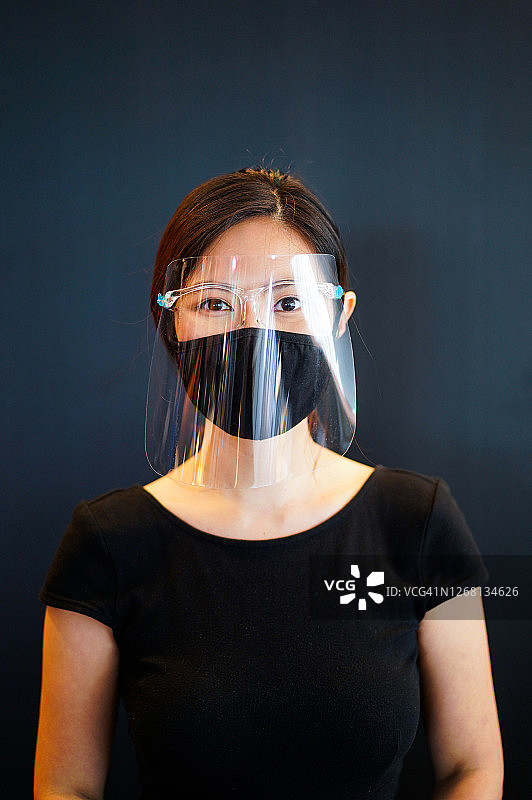 戴防护面罩和口罩的亚洲女人肖像图片素材
