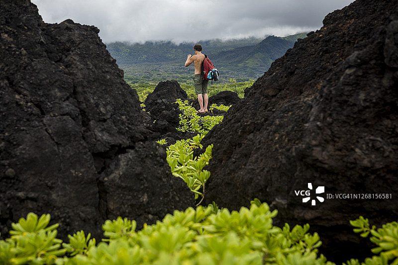 徒步者走过火山地貌图片素材