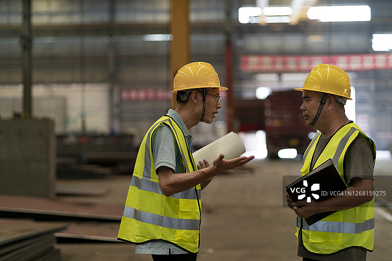 工厂里争论的两位工程师图片素材