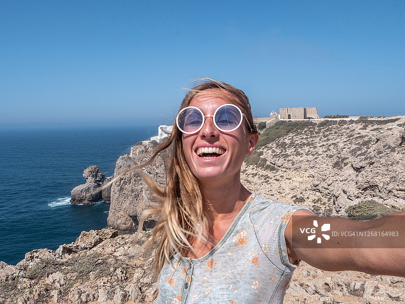 年轻女人与萨格雷斯堡合影图片素材