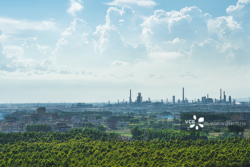 中国广东省湛江市远处的森林和钢铁厂图片素材
