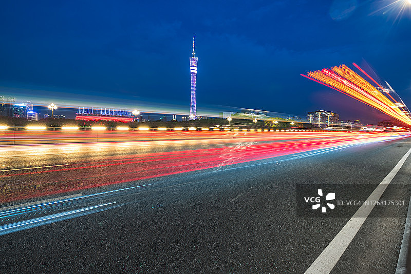 珠江路上的广州塔夜景，车尾灯光轨。中国广州图片素材