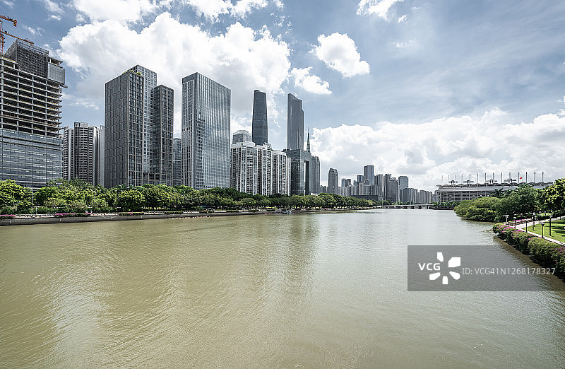 晴朗天气，中国广州珠江沿岸的城市建筑图片素材