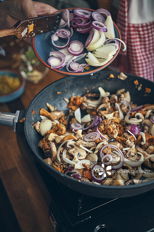 准备素食酿南瓜配蘑菇图片素材