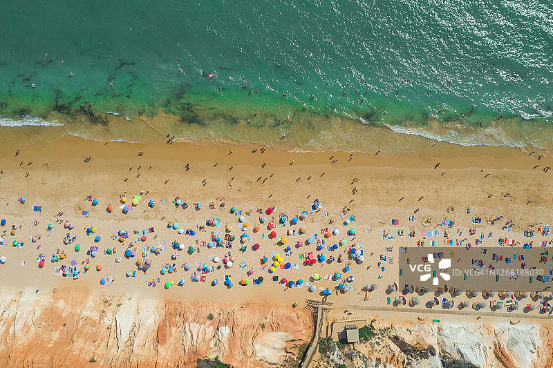 葡萄牙海滩上的太阳伞（无人机俯视）图片素材