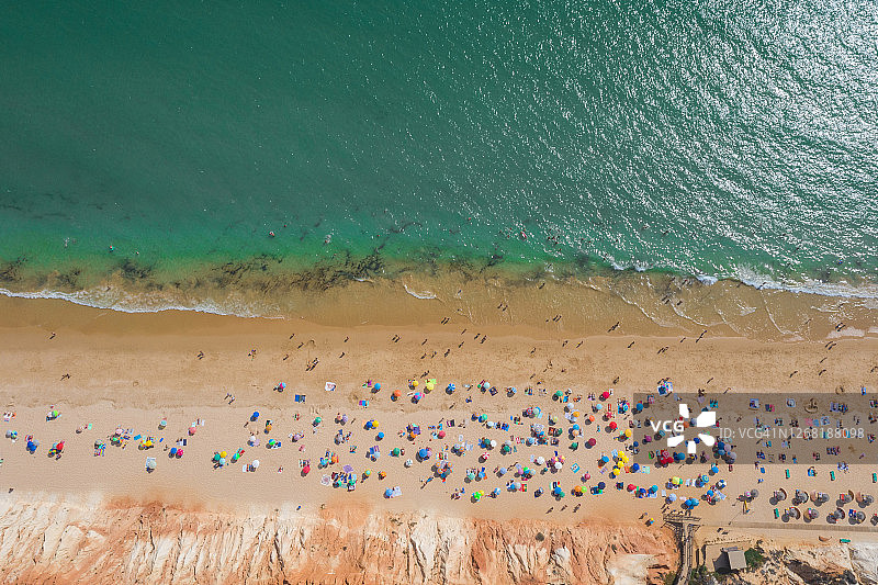 葡萄牙海滩上的太阳伞（无人机俯视）图片素材