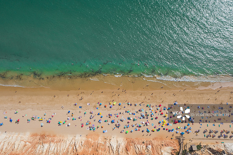 葡萄牙海滩上的太阳伞（无人机俯视）图片素材