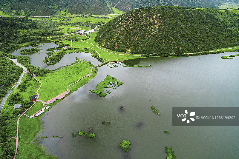 云南省香格里拉市属都湖的鸟瞰图图片素材