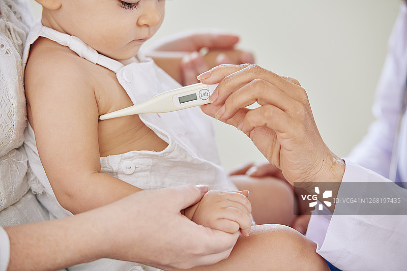 检查女婴的体温图片素材