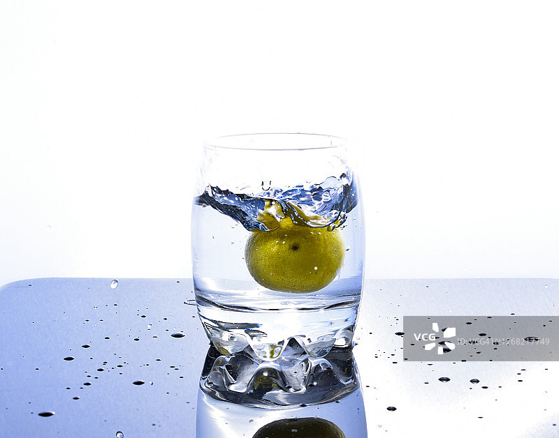 玻璃杯中的柠檬图片素材