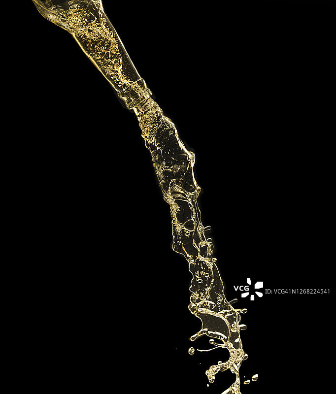 啤酒倾泻而下图片素材