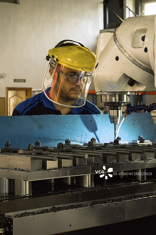 金属车间操作员监督钻床工作图片素材