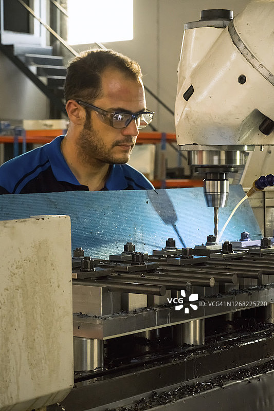 金属车间操作员使用钻床工作图片素材