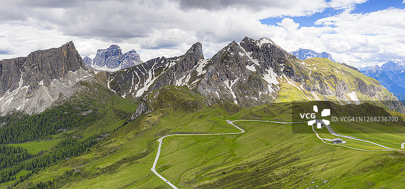 多洛米蒂山阿尔卑斯山的贾乌山口图片素材